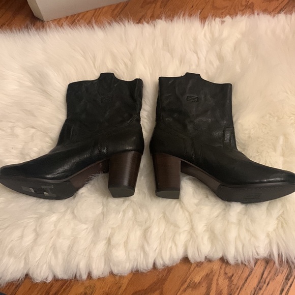 Frye black leather boots size 8 very gently used - Picture 10 of 16